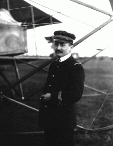 Le lieutenant de vaisseau Pierre Cayla près de son avion, vers 1912. Bibliothèque nationale de France – Département Estampes et photographie - Agence de presse Meurisse – Réf. 20.773 