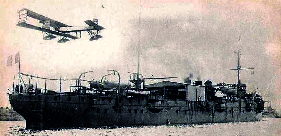 « La Foudre » est un croiseur construit à Bordeaux et mis en service en 1897. Long de 118 mètres son équipage se compose de 22 officiers et 409 hommes. Son usage est plusieurs fois remis en cause entre torpilleur et porte sous-marins. Enfin en 1911 il est aménagé en transport d’aviation. Sur le pont on installe un hangar et une grue. En 1914, une plate forme est installée à l’avant permettant le décollage d’un avion. Le porte-avions et l’aéronavale viennent de naître. « La Foudre » sera démolie en 1922.